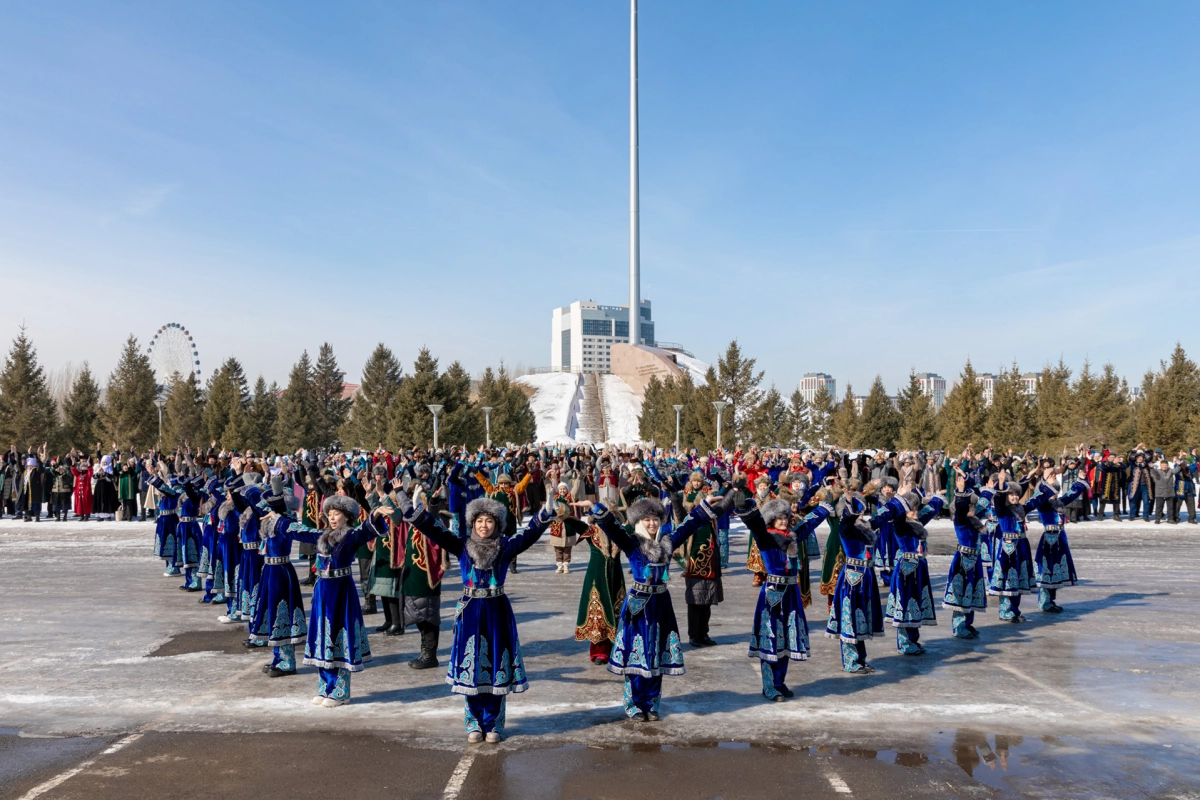 Масштабный флешмоб в честь Дня национальной одежды состоялся в Астане - фото 10