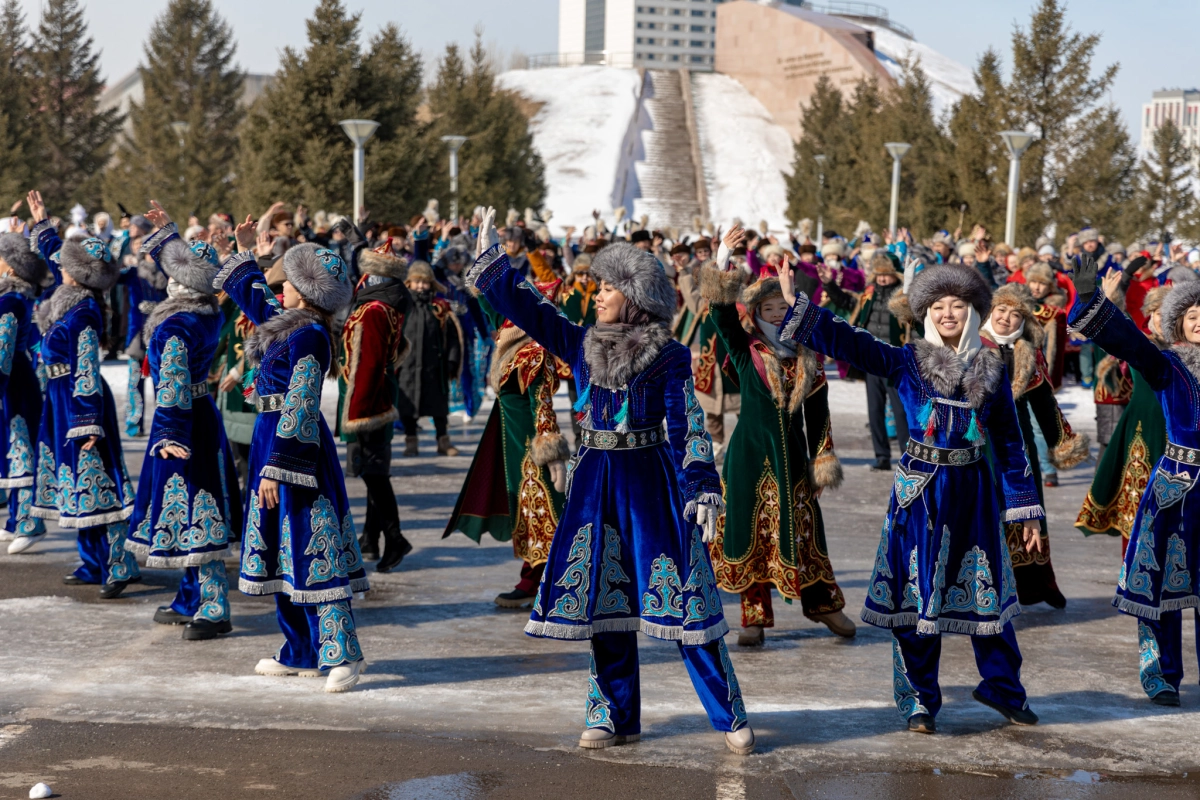 Масштабный флешмоб в честь Дня национальной одежды состоялся в Астане - фото 12