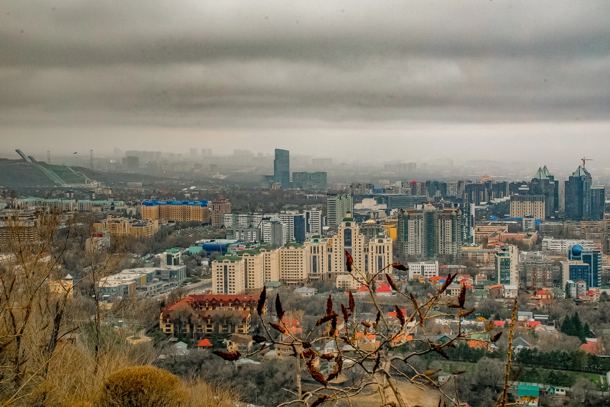 «Мокрые» кадры: дождь в Алматы глазами фотографа - фото 16