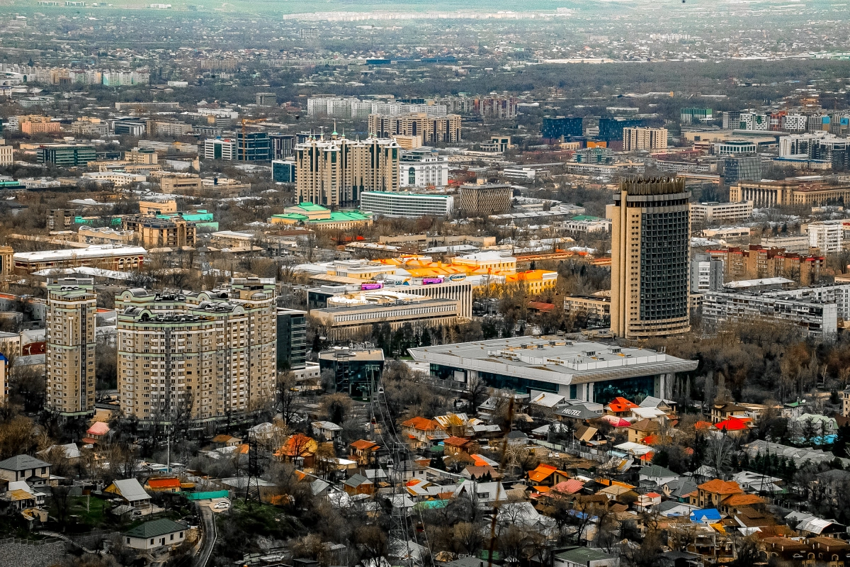 «Мокрые» кадры: дождь в Алматы глазами фотографа - фото 19