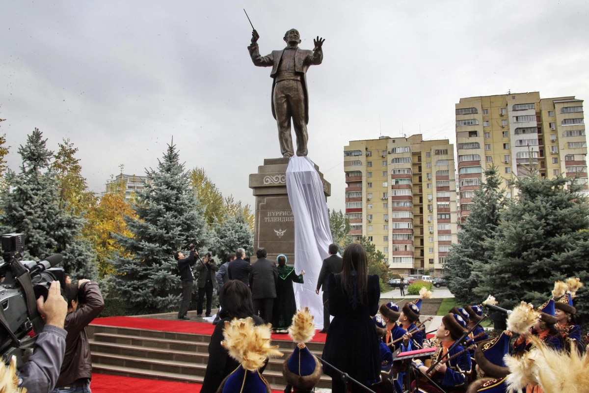 В Алматы открыт памятник казахскому композитору Нургисе Тлендиеву - фото 2