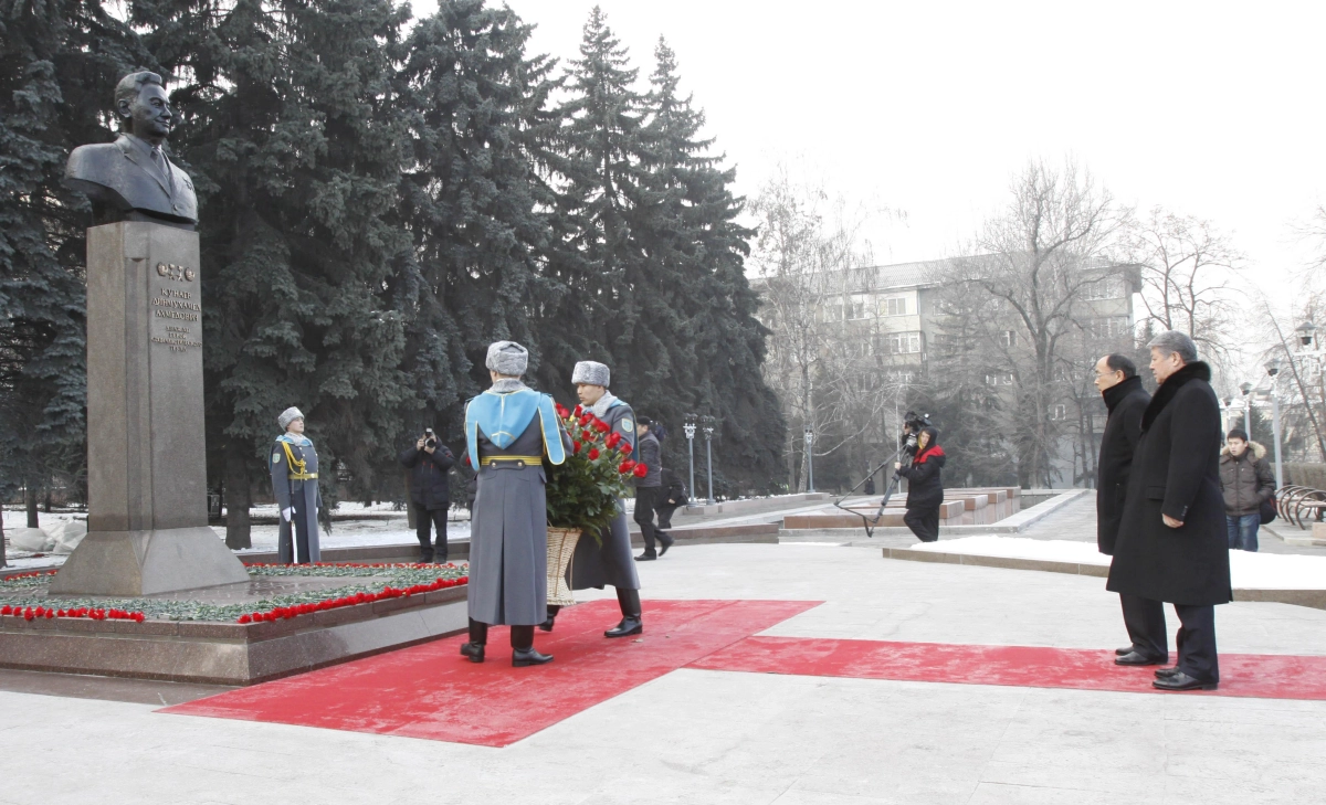 В Алматы проходит возложение цветов к памятнику Д.А.Кунаеву - фото 3