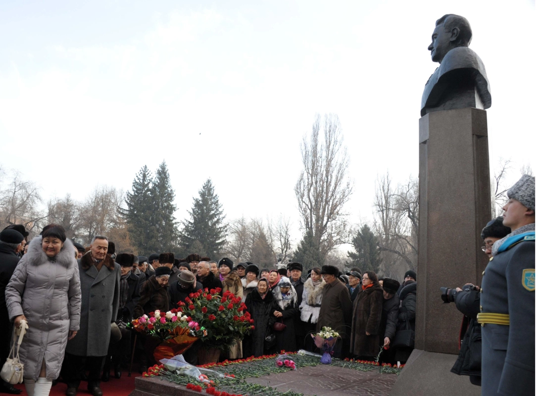 В Алматы проходит возложение цветов к памятнику Д.А.Кунаеву - фото 4