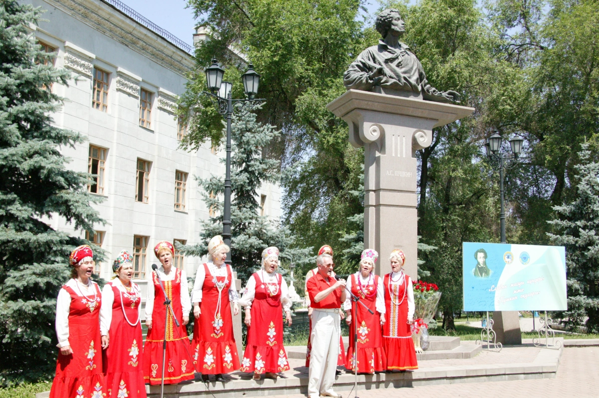 В Алматы у памятника великому русскому поэту А.С.Пушкину прошли «Пушкинские чтения» и «День славянской письменности» - фото 1