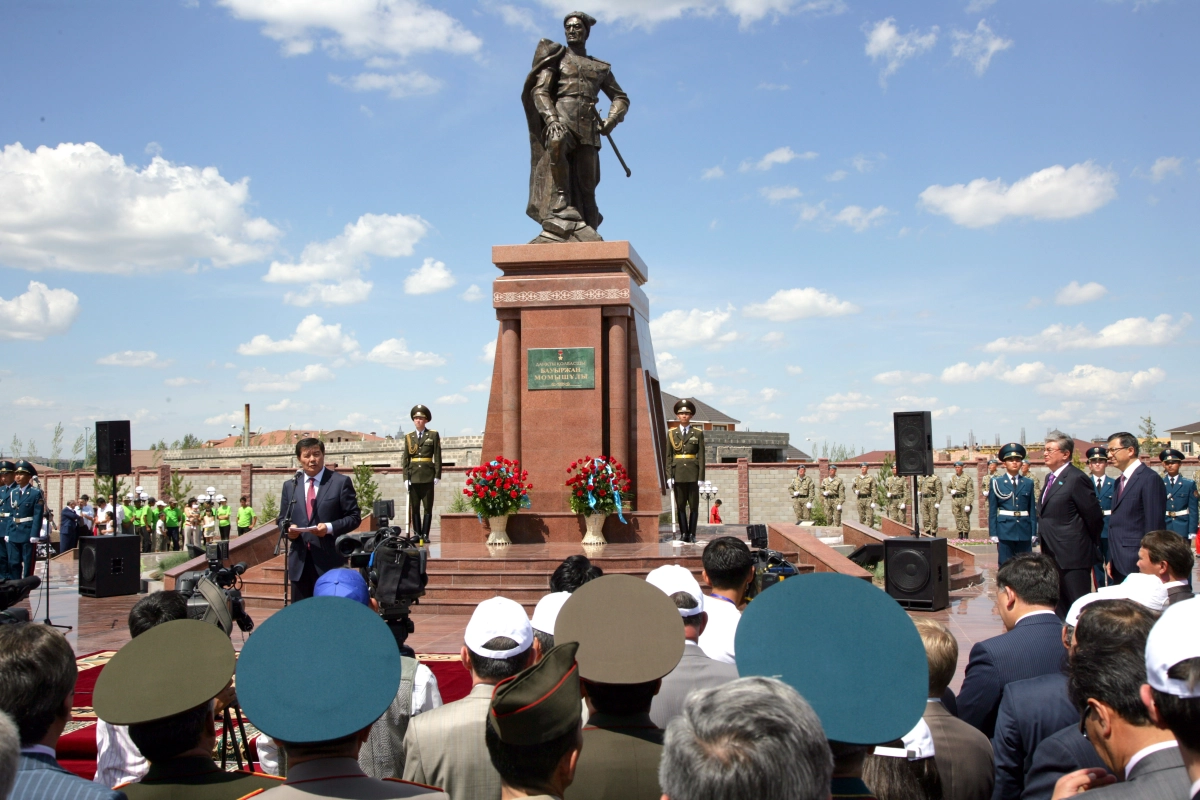 Памятник Герою Советского Союза Бауыржану Момышулы - фото 1