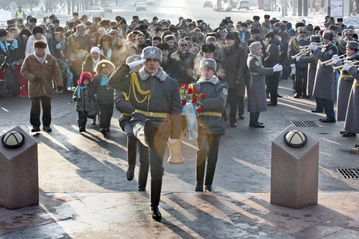 Цветы к памятнику «Рассвет свободы» возложили в Алматы - фото 3