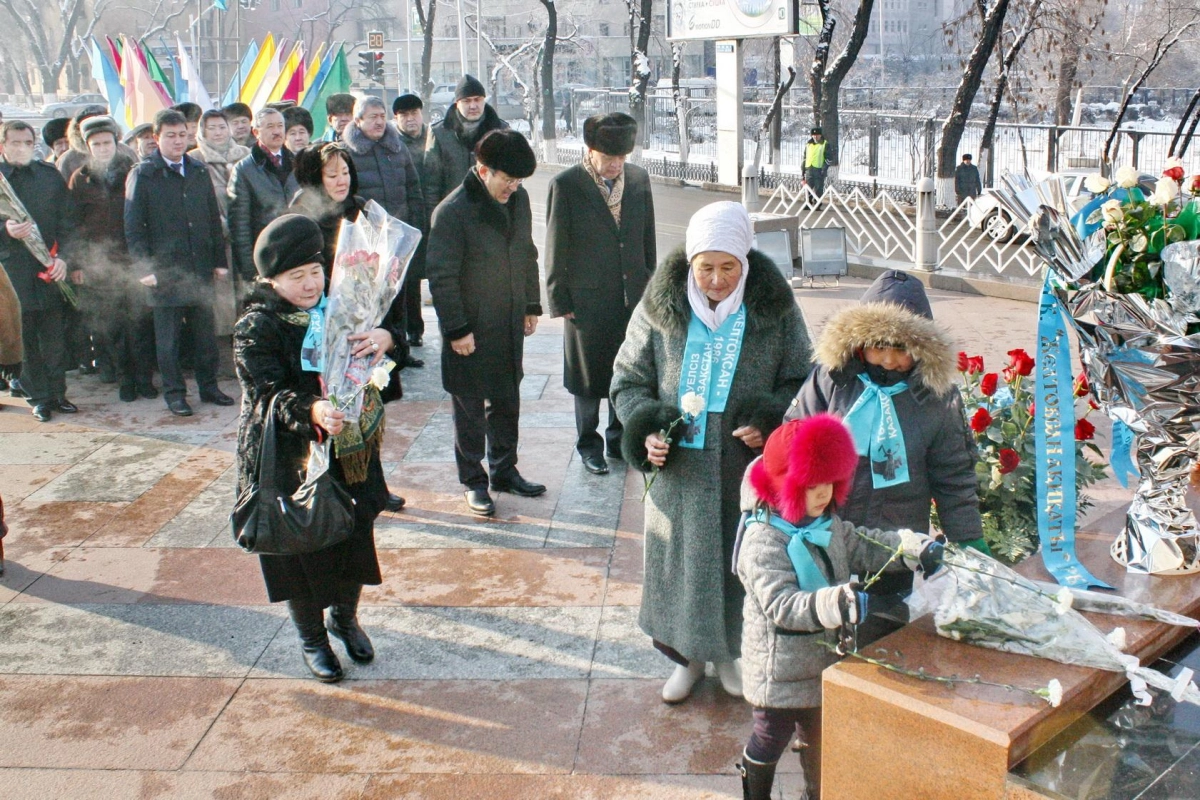 Цветы к памятнику «Рассвет свободы» возложили в Алматы - фото 4