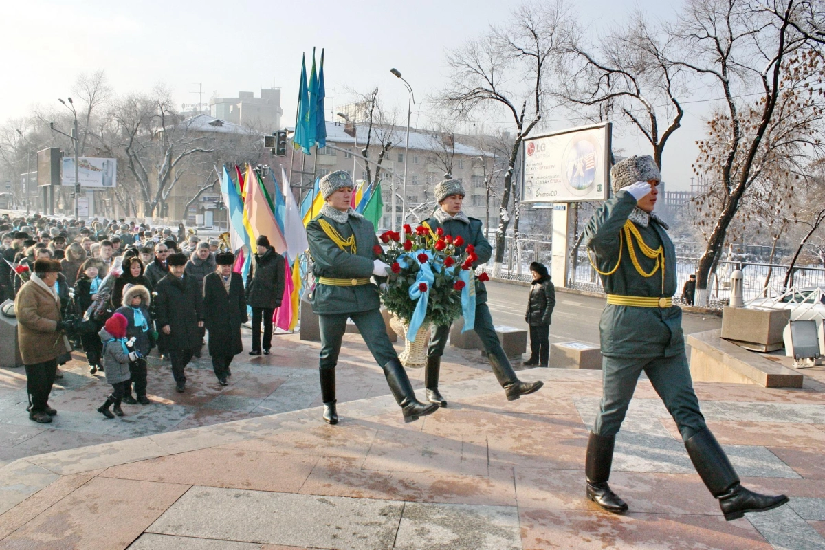 Цветы к памятнику «Рассвет свободы» возложили в Алматы - фото 7