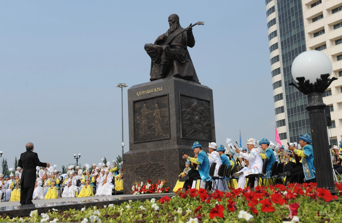 Церемонии открытия памятника великому народному композитору и музыканту Курмангазы Сагырбайулы - фото 1