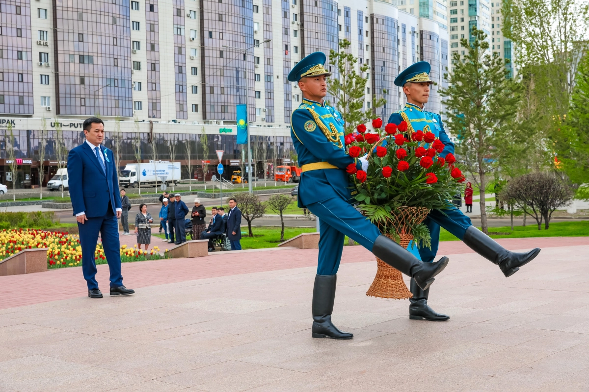 Руководитель Администрации Президента Айбек Дадебаев возложил цветы к памятнику Бауыржану Момышулы - фото 4