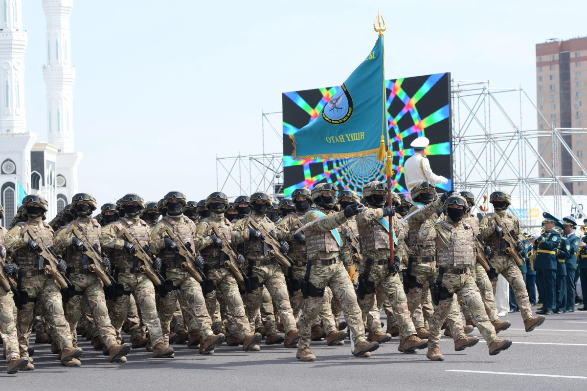 БОЕВАЯ МОЩЬ И СЛАВА: В Астане начался военный парад - фото 56