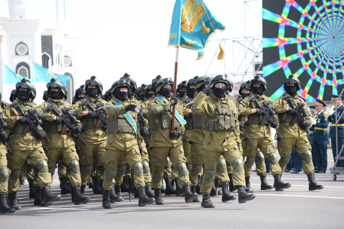 БОЕВАЯ МОЩЬ И СЛАВА: В Астане начался военный парад - фото 63