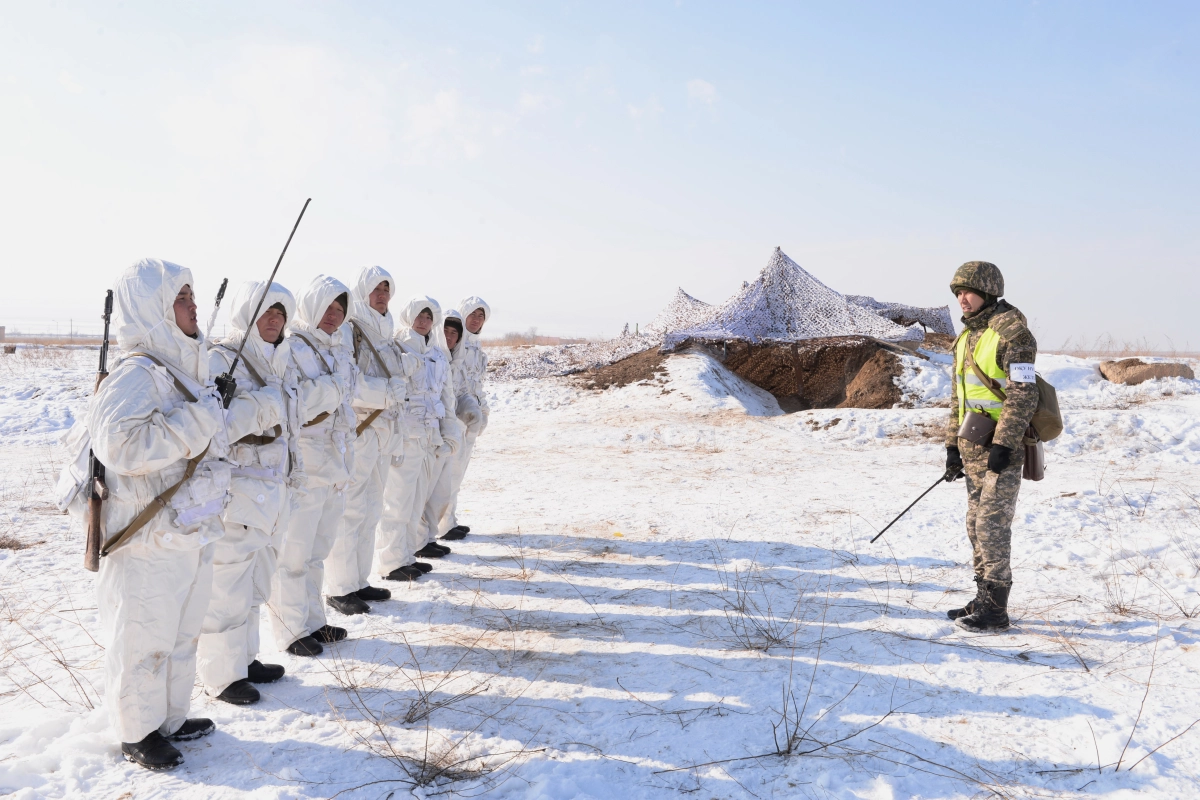 Один день из жизни солдатов зимой - фото 23