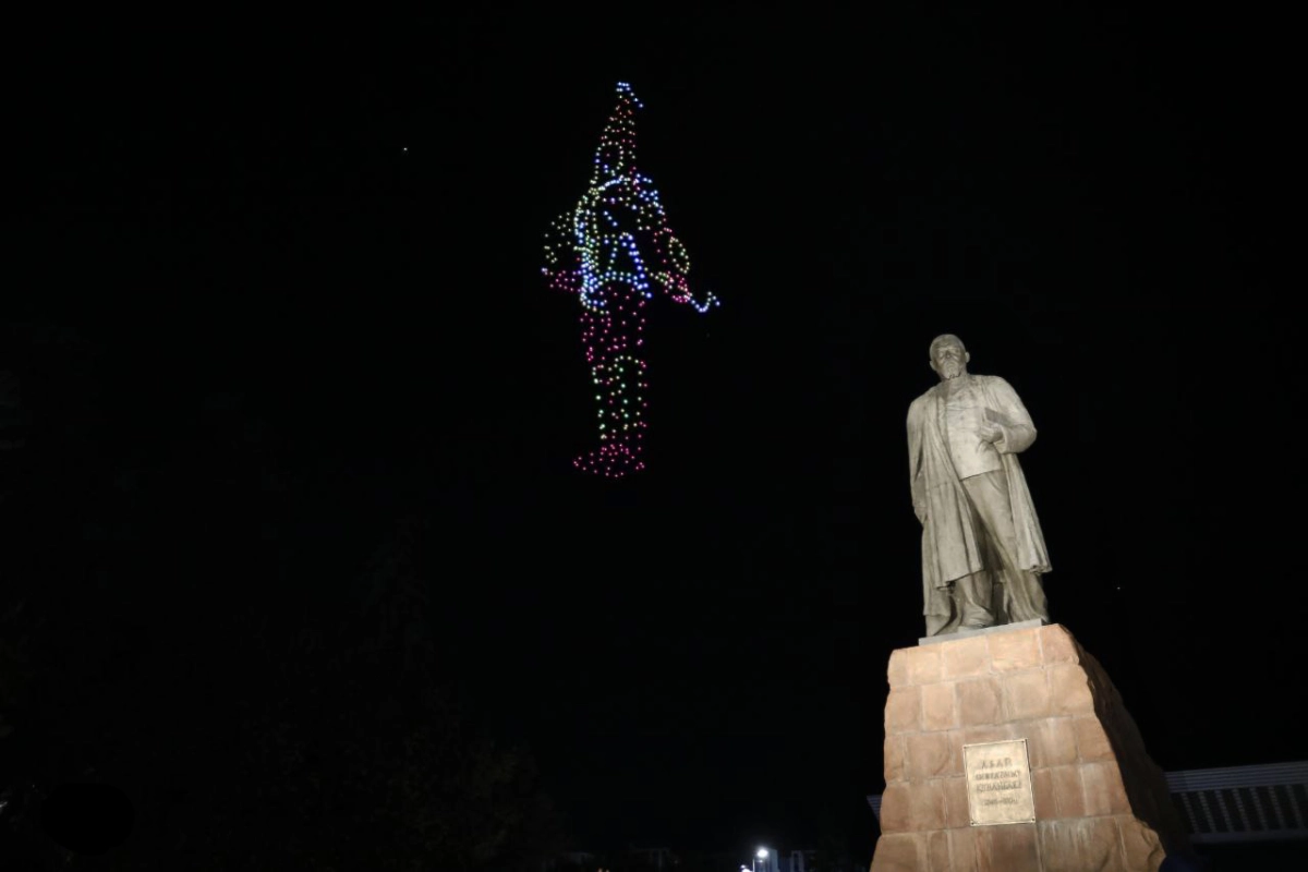 В честь дня Республики Казахстан запустили салют и показали шоу дронов - фото 4