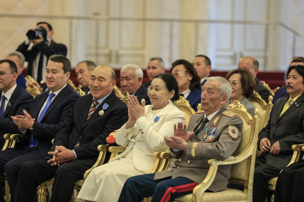 Президент Республика күніне орай мемлекеттік наградалар мен мемлекеттік сыйлықтар тапсырды - фото 8