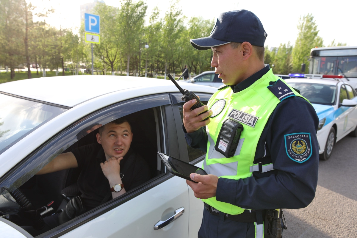 Столичные полицейские Казахстана патрулируют улицы города, обеспечивая безопасность и порядок - фото 3