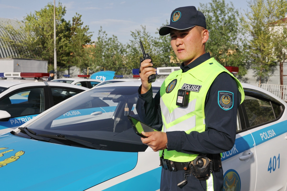 Столичные полицейские Казахстана патрулируют улицы города, обеспечивая безопасность и порядок - фото 14