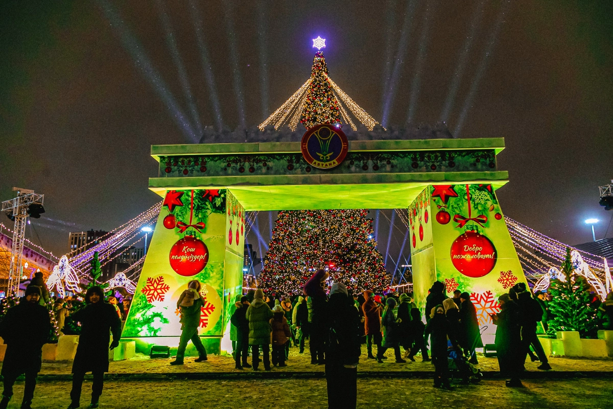 Главную новогоднюю елку зажгли в Астане - фото 13