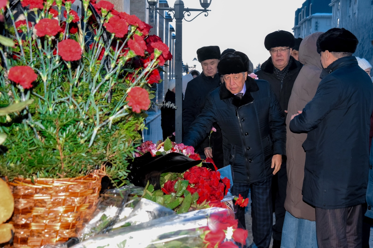 Казахстанцы несут цветы к посольству Азербайджана в Астане - фото 3