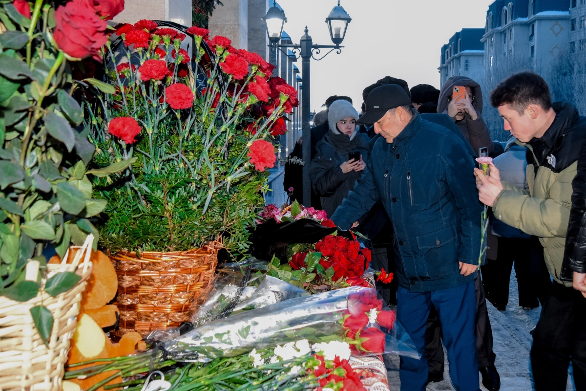 Казахстанцы несут цветы к посольству Азербайджана в Астане - фото 4