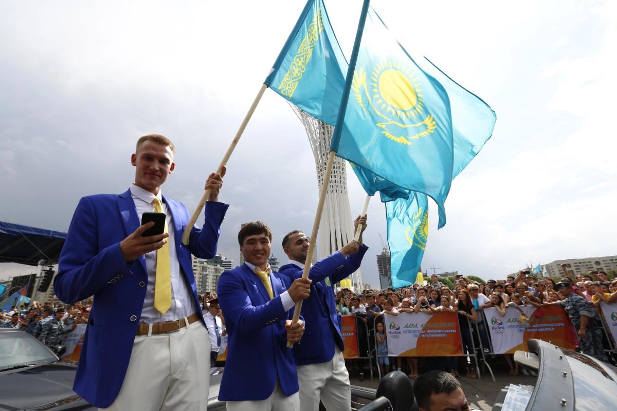 Олимпийские чемпионы и призеры проехались по улицам Астаны - фото 4