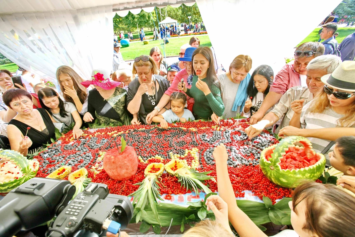 150 тонн яблок привезли на фестиваль «АЛМАfest-2016» - фото 19