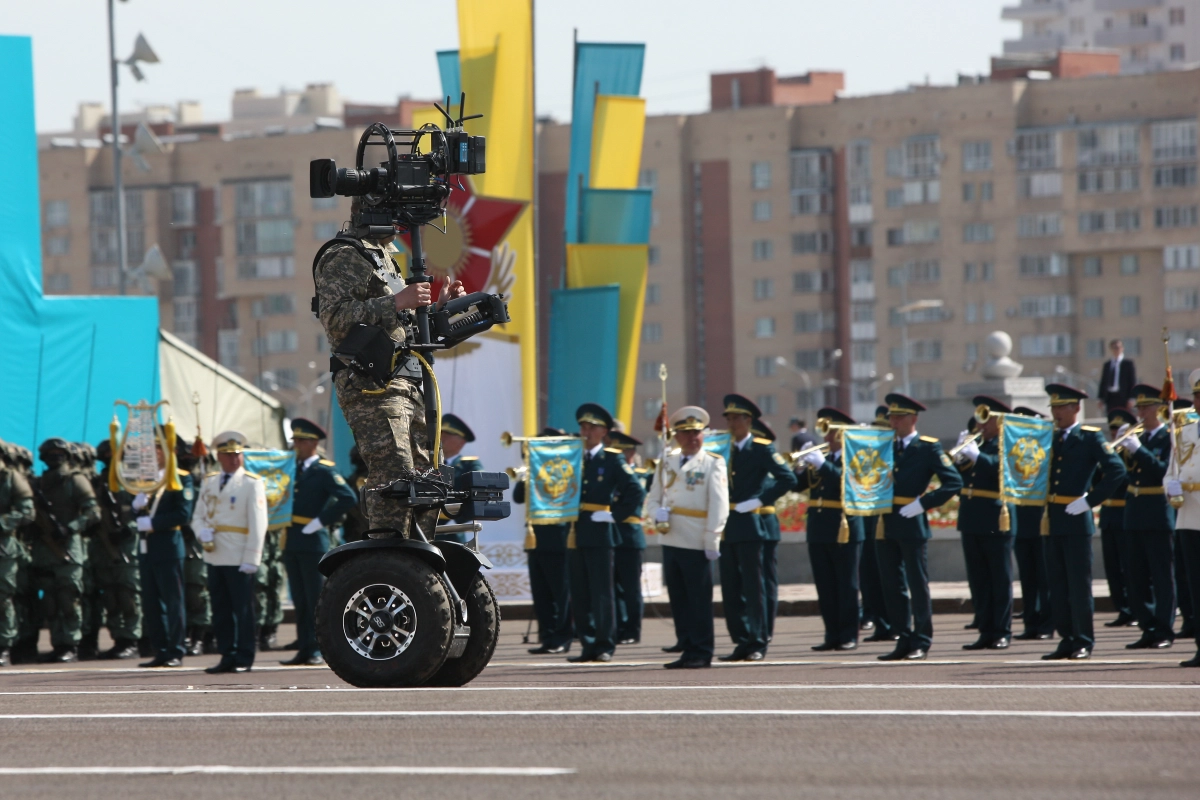 БОЕВАЯ МОЩЬ И СЛАВА: В Астане начался военный парад - фото 4