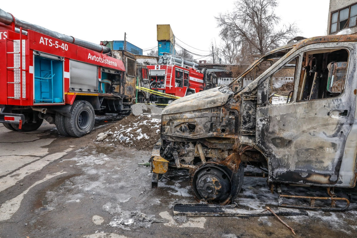 Сожженные автомобили и здание акимата Алматы - фото 19