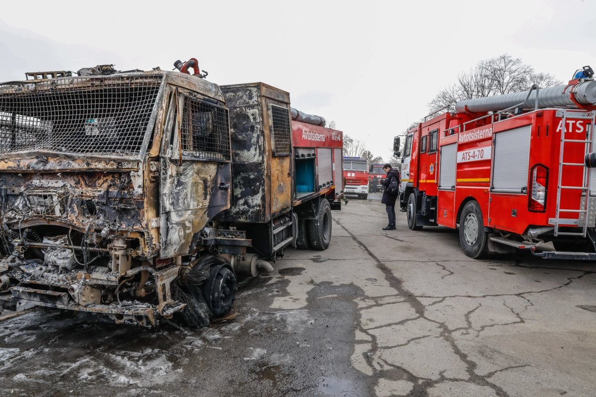 Сожженные автомобили и здание акимата Алматы - фото 39