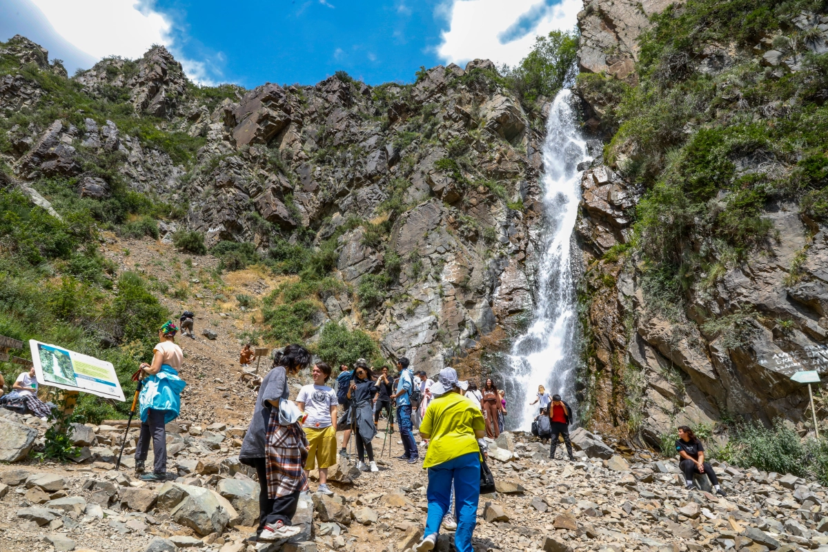 Медвежий водопад - одно из популярных мест для туристов - фото 6