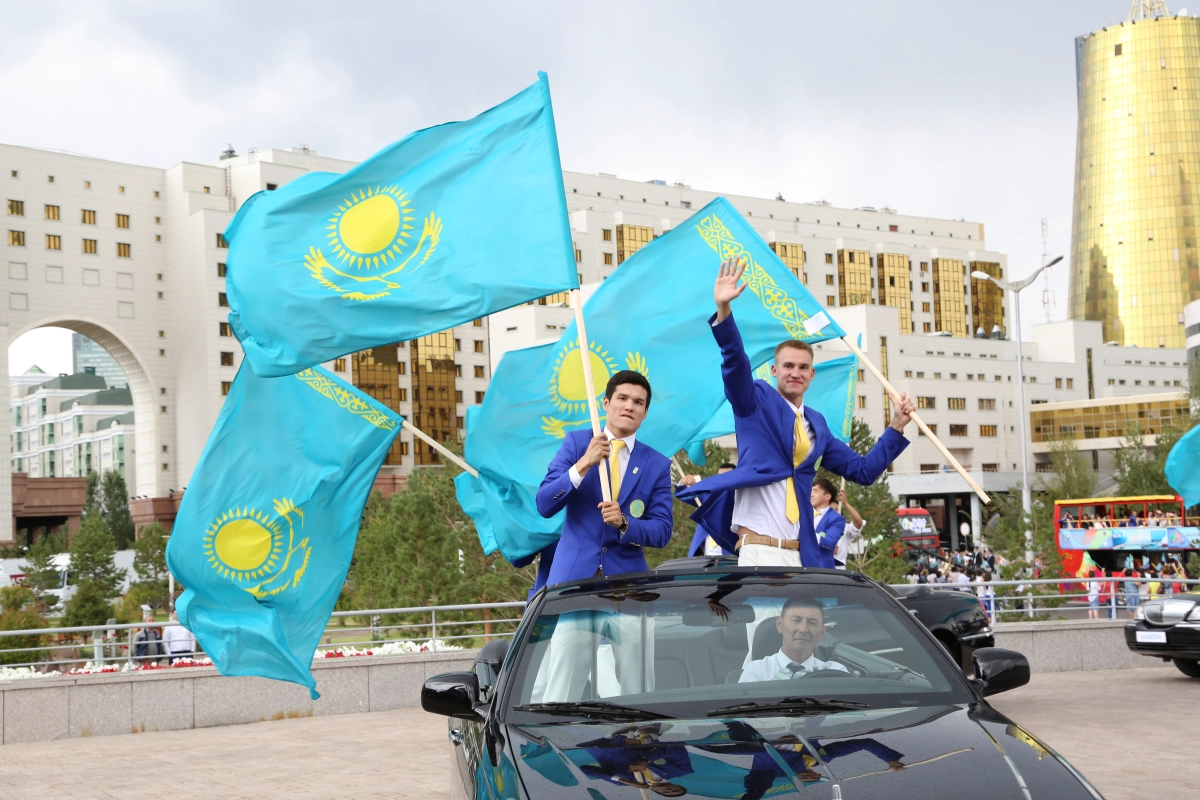 Олимпийские чемпионы и призеры проехались по улицам Астаны - фото 15